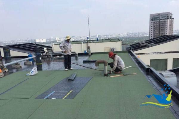 Thi công màng khò Bitum chống thấm sân thượng đã lát gạch diện tích lớn
