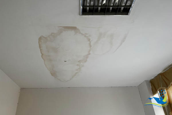 dấu hiệu sân thượng bị thấm