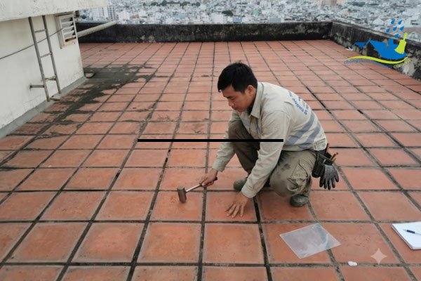 : Cách kiểm tra gạch rỗng trên sân thượng đã lát gạch trước khi chống thấm