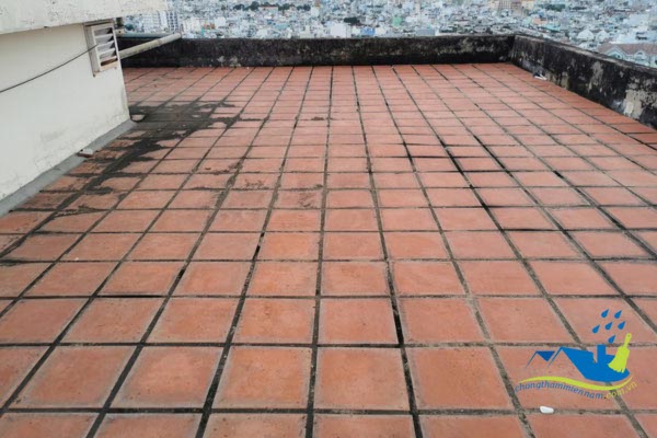 Sân thượng đã lát gạch bị thấm dột trước khi chống thấm tại TPHCM