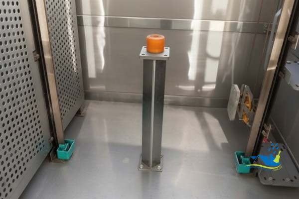 Bộ giảm chấn buffer lắp đặt đúng vị trí giữa đáy hố pit thang máy – yếu tố quan trọng đảm bảo an toàn khi dừng khẩn cấp