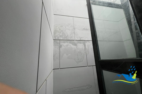 tường mới xây bị thấm nước