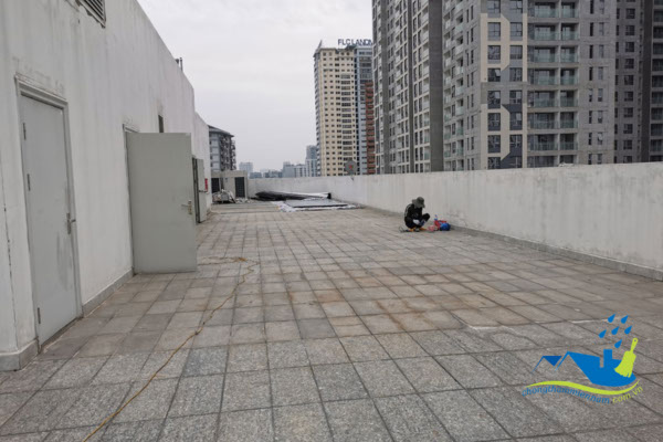 Sân thượng đã lát gạch nứt gây thấm trước khi chống thấm bằng màng khò Bitum Lemax tại TPHCM