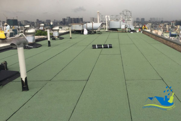 Dán màng khò Bitum Lemax lên gạch sân thượng để chống thấm tại TPHCM