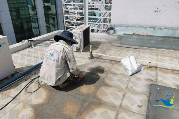 Vệ sinh bề mặt gạch sân thượng trước khi chống thấm bằng màng khò Bitum Lemax tại TPHCM