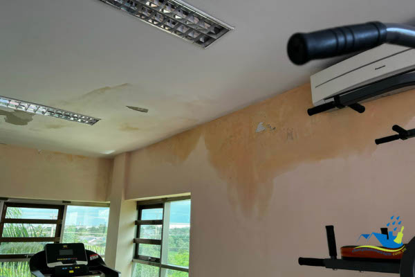 sân thượng đã lát gạch thấm xuống trần tầng dưới