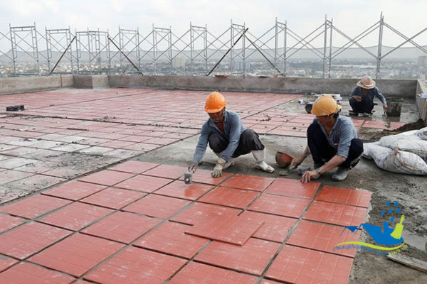 sân thượng được lát gạch sau khi đã chống thấm
