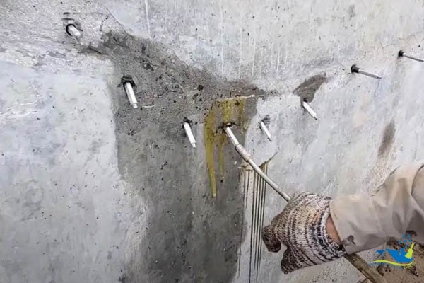 Bơm keo PU trương nở áp lực cao chống thấm ngược vách tầng hầm TP.HCM 2025