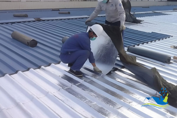 Dán màng bitum tự dính mặt nhôm dày 1.5mm chống dột mái tôn tuyệt đối và cách nhiệt 5-8 độ C