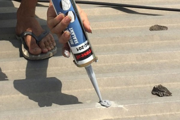 Thi công chống thấm đầu đinh vít mái tôn bằng keo Polyurethane (PU Sealant) có độ đàn hồi cao