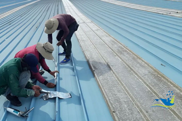 thi công vá lỗ thủng mái tôn cục bộ bằng miếng dán bitum