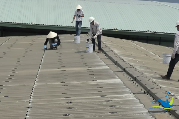 Quét nhựa đường (bitum lỏng) và phủ lớp sơn bạc chống UV cho mái tôn nhà xưởng cũ, rỉ sét nặng