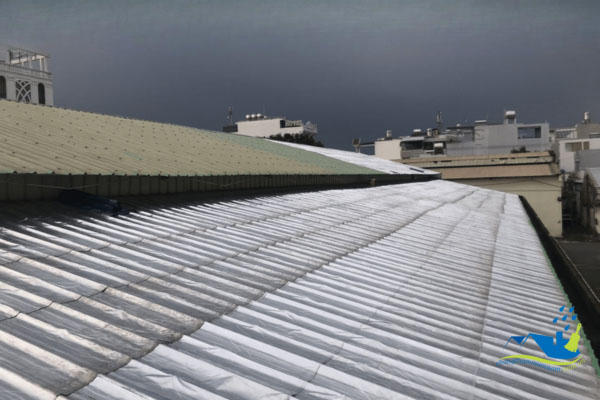 Toàn cảnh mái tôn sau khi hoàn thiện, lớp màng nhôm bạc sáng bóng che phủ kín các vị trí xung yếu, nhìn rất liền khối và chuyên nghiệp