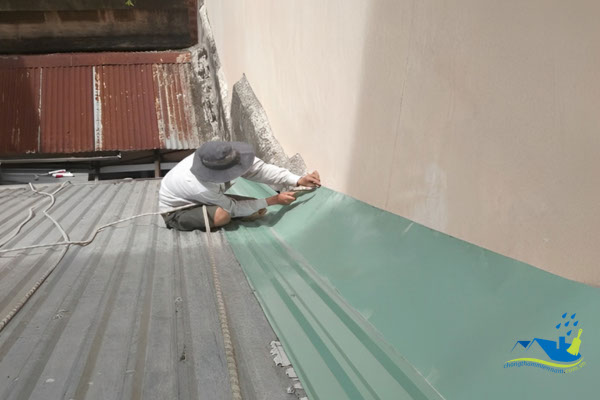 Lắp đặt tấm che nước chữ L (flashings) và bơm keo PU đàn hồi tại chỗ mái tôn tiếp giáp tường