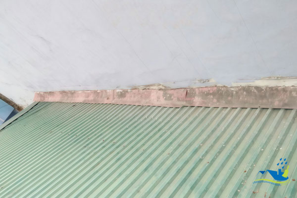 Nguyên nhân mái tôn bị dột do chỗ tiếp giáp tường chưa xử lý – chiếm 20% nhà phố TPHCM