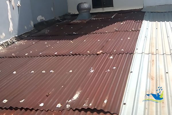 Nguyên nhân mái tôn bị dột do mối nối mí tôn sai kỹ thuật – phổ biến ở TPHCM