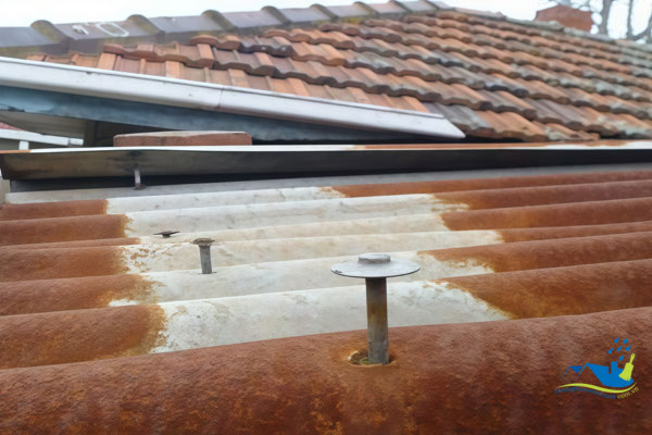 Nguyên nhân mái tôn bị dột do đinh vít lỏng và gioăng hỏng – chiếm 40-50% trường hợp tại TPHCM