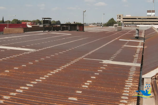 Nguyên nhân mái tôn bị dột do rỉ sét ăn mòn – mái cũ 7-10 năm tại TPHCM