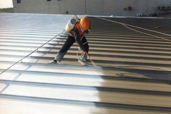 Thợ thi công sơn chống thấm và chống nóng gốc Acrylic/PU 3 lớp, đạt hệ số phản xạ nhiệt SRI >80
