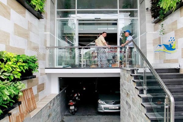 Nhà bán hầm với ram dốc đỗ ô tô tại TP.HCM, giúp tăng diện tích sử dụng mà chi phí thấp hơn