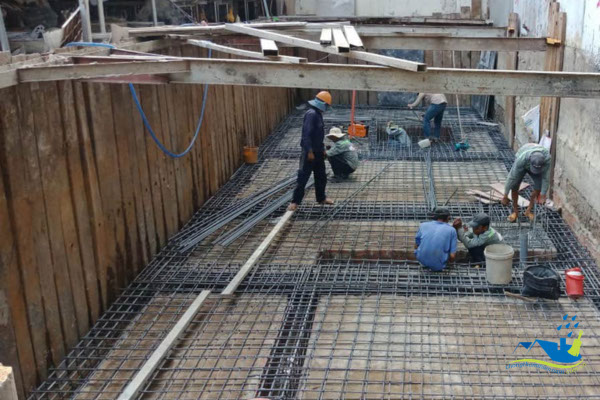 Thi công cốt thép sàn đáy tầng hầm chịu áp lực đất và nước ngầm đúng kỹ thuật ảnh hưởng đến chi phí xây dựng tầng hầm