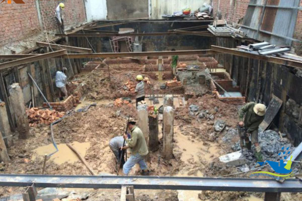 Đào đất và gia cố vách tầng hầm nhà phố tại TP.HCM gồm nhiều chi phí phụ ảnh hưởng đến cho phí xây dựng tầng hầm.
