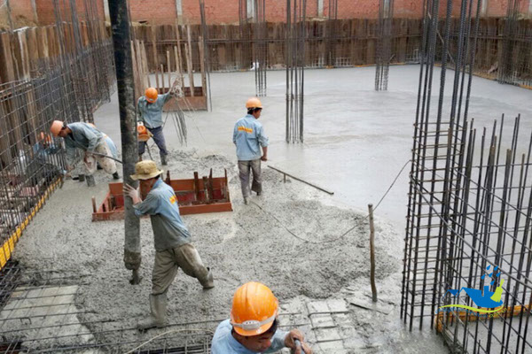 Đổ bê tông sàn đáy tầng hầm nhà phố bằng bơm cần