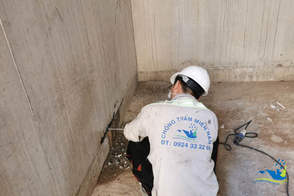 Khoan bơm keo PU xử lý thấm mạch ngừng bê tông tầng hầm