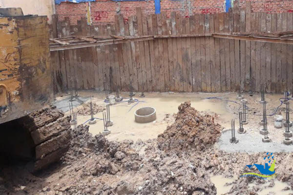 Nước ngầm xuất hiện trong hố đào tầng hầm nhà phố