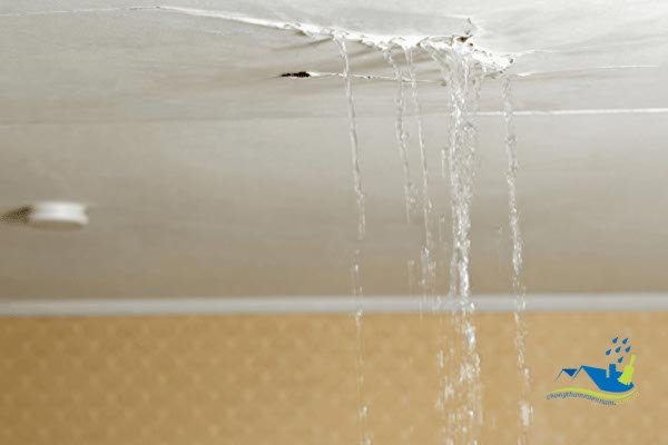 trần nhà nhỏ giọt do thấm nước tại TPHCM