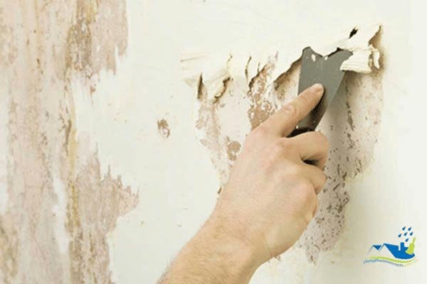tường nhà bị thấm nước bong tróc